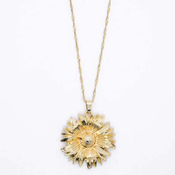 Jewelry - Gold Flower Pendant Necklace